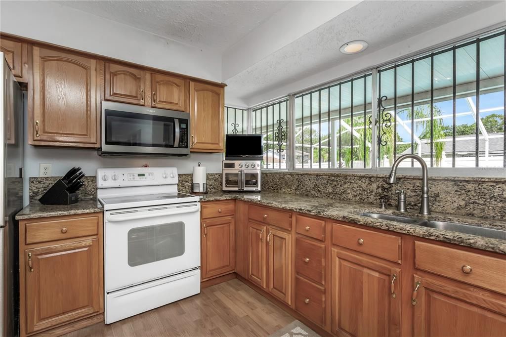 En Venta: $590,000 (4 camas, 2 baños, 2489 Pies cuadrados)