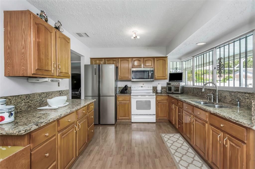 En Venta: $590,000 (4 camas, 2 baños, 2489 Pies cuadrados)