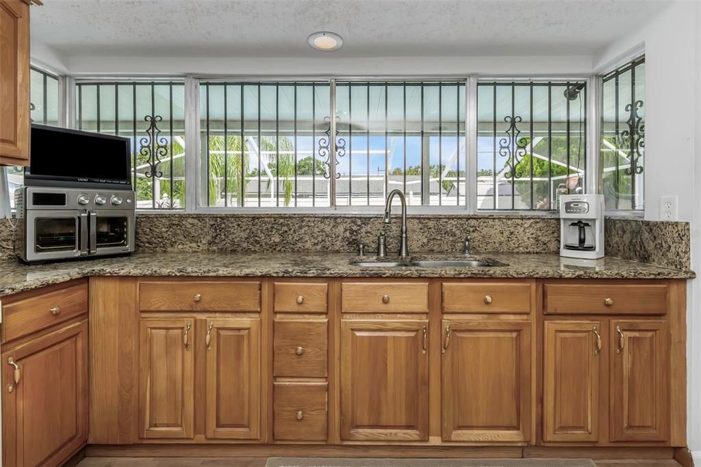 En Venta: $590,000 (4 camas, 2 baños, 2489 Pies cuadrados)