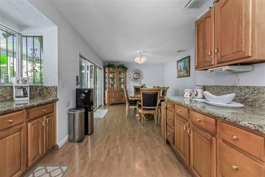 En Venta: $590,000 (4 camas, 2 baños, 2489 Pies cuadrados)