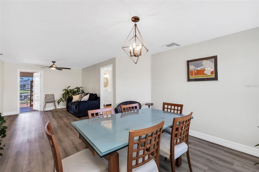 En Venta: $560,000 (4 camas, 2 baños, 2261 Pies cuadrados)