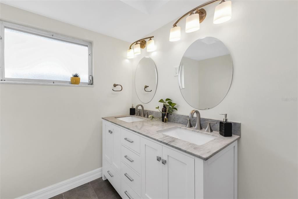 En Venta: $560,000 (4 camas, 2 baños, 2261 Pies cuadrados)