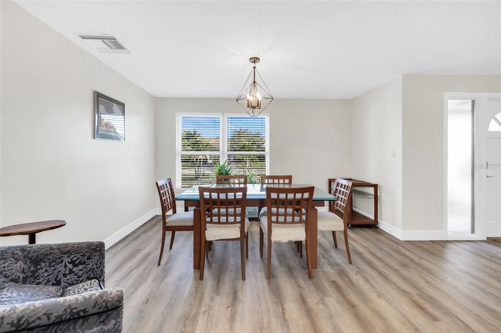 En Venta: $560,000 (4 camas, 2 baños, 2261 Pies cuadrados)