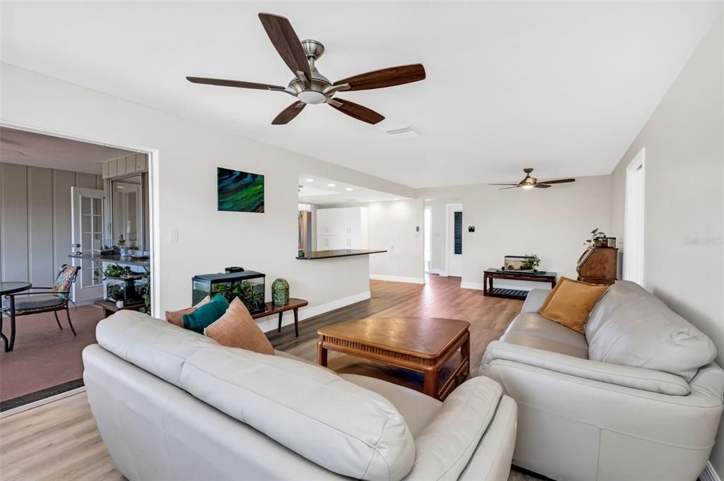 En Venta: $560,000 (4 camas, 2 baños, 2261 Pies cuadrados)