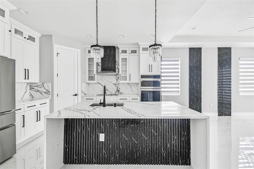 Activo con contrato: $555,000 (4 camas, 2 baños, 2227 Pies cuadrados)