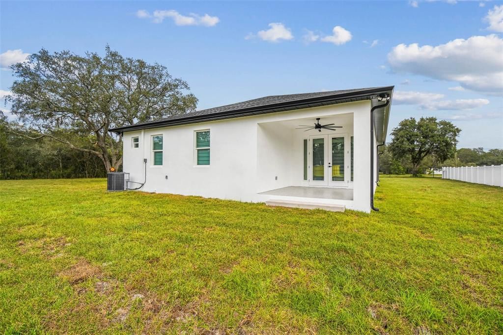 Activo con contrato: $555,000 (4 camas, 2 baños, 2227 Pies cuadrados)