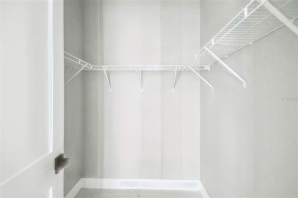 Activo con contrato: $555,000 (4 camas, 2 baños, 2227 Pies cuadrados)