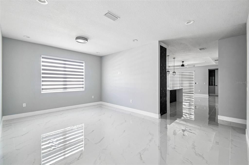 Activo con contrato: $555,000 (4 camas, 2 baños, 2227 Pies cuadrados)