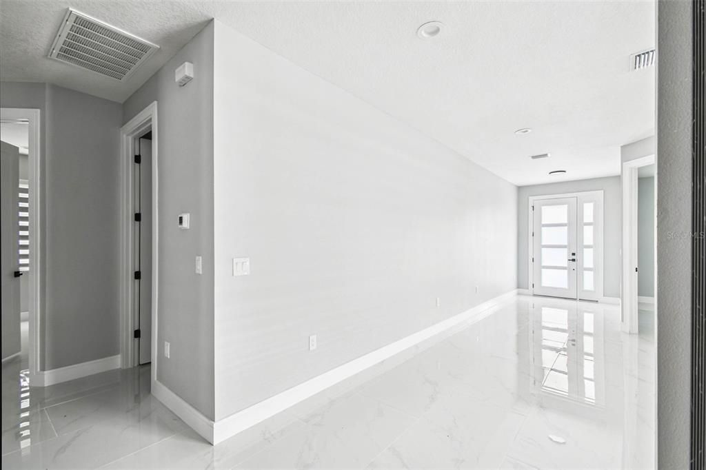 Activo con contrato: $555,000 (4 camas, 2 baños, 2227 Pies cuadrados)