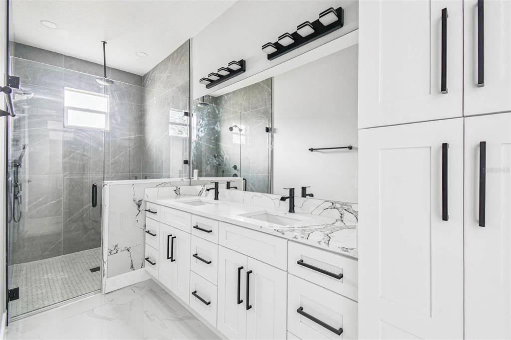 Activo con contrato: $555,000 (4 camas, 2 baños, 2227 Pies cuadrados)