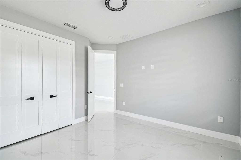 Activo con contrato: $555,000 (4 camas, 2 baños, 2227 Pies cuadrados)