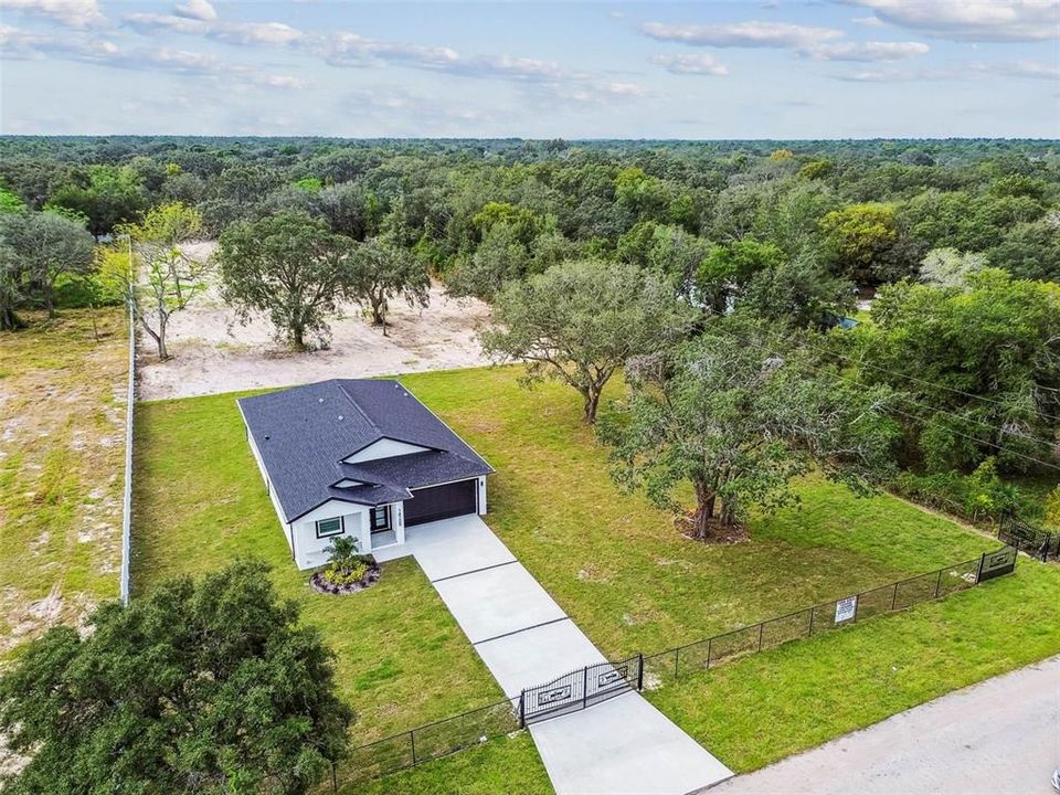 Activo con contrato: $555,000 (4 camas, 2 baños, 2227 Pies cuadrados)