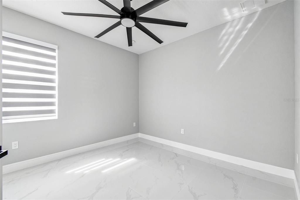 Activo con contrato: $555,000 (4 camas, 2 baños, 2227 Pies cuadrados)