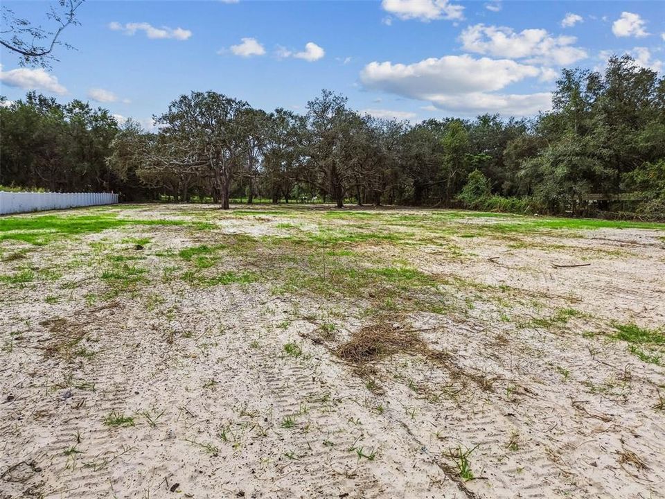 Activo con contrato: $555,000 (4 camas, 2 baños, 2227 Pies cuadrados)