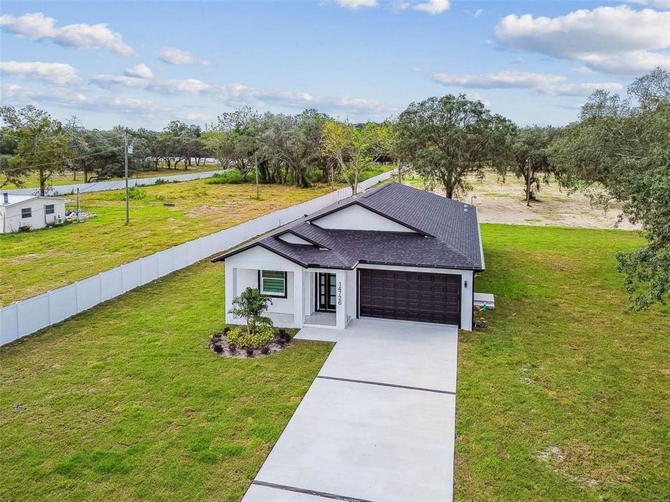 Activo con contrato: $555,000 (4 camas, 2 baños, 2227 Pies cuadrados)