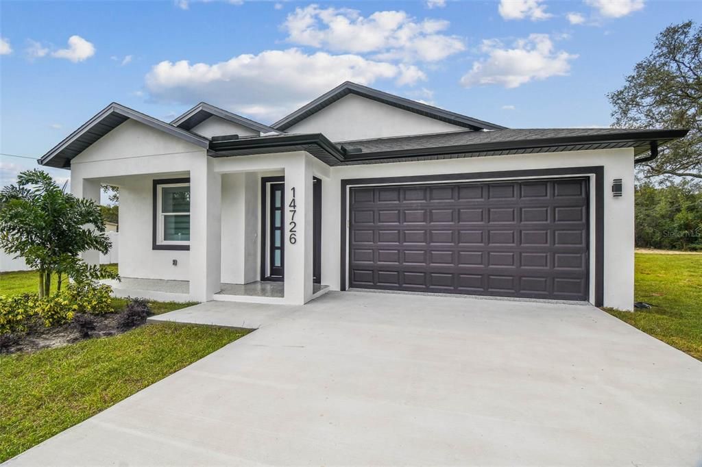 Activo con contrato: $555,000 (4 camas, 2 baños, 2227 Pies cuadrados)