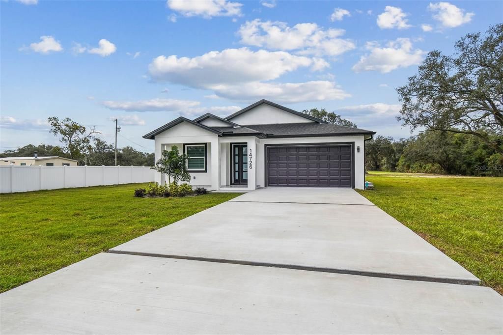 Activo con contrato: $555,000 (4 camas, 2 baños, 2227 Pies cuadrados)