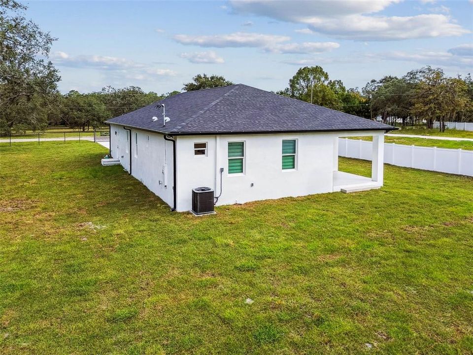 Activo con contrato: $555,000 (4 camas, 2 baños, 2227 Pies cuadrados)