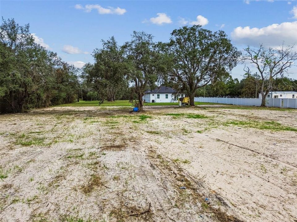 Activo con contrato: $555,000 (4 camas, 2 baños, 2227 Pies cuadrados)