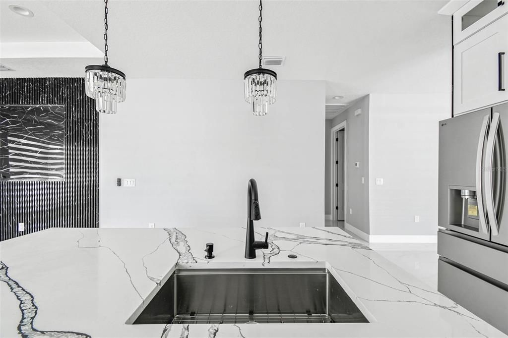 Activo con contrato: $555,000 (4 camas, 2 baños, 2227 Pies cuadrados)