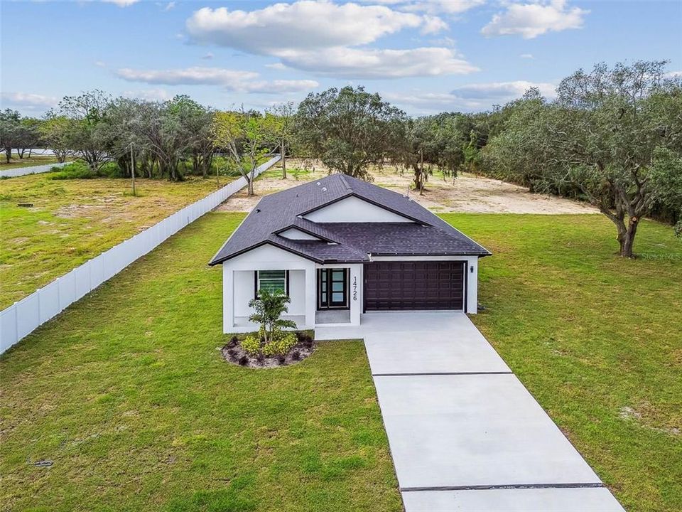 Activo con contrato: $555,000 (4 camas, 2 baños, 2227 Pies cuadrados)