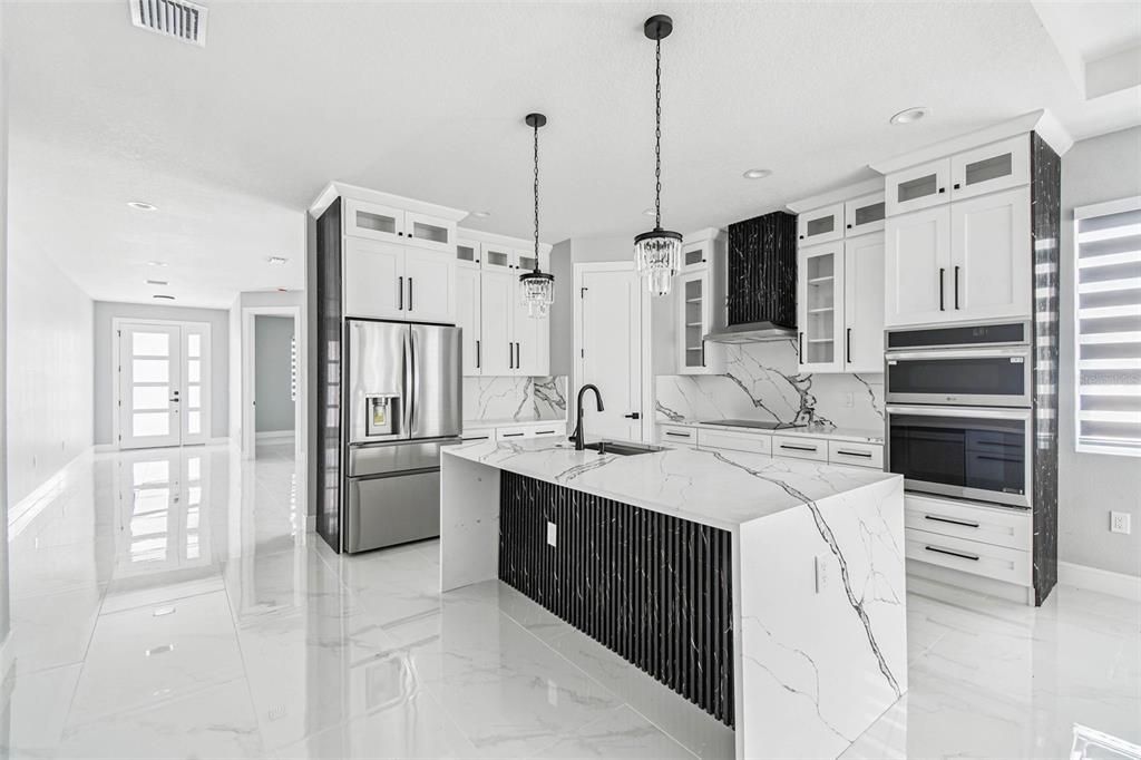 Activo con contrato: $555,000 (4 camas, 2 baños, 2227 Pies cuadrados)