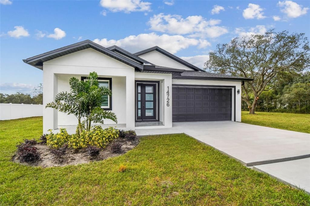 Activo con contrato: $555,000 (4 camas, 2 baños, 2227 Pies cuadrados)