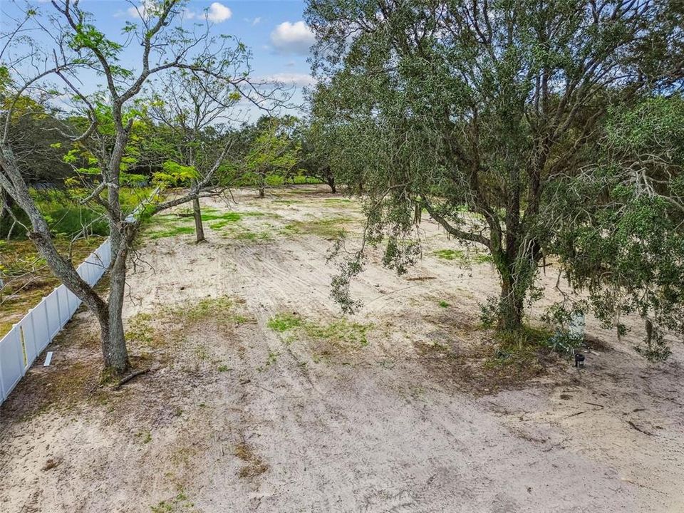 Activo con contrato: $555,000 (4 camas, 2 baños, 2227 Pies cuadrados)