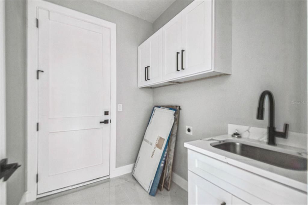 Activo con contrato: $555,000 (4 camas, 2 baños, 2227 Pies cuadrados)