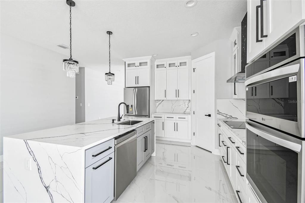 Activo con contrato: $555,000 (4 camas, 2 baños, 2227 Pies cuadrados)