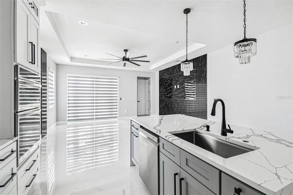 Activo con contrato: $555,000 (4 camas, 2 baños, 2227 Pies cuadrados)