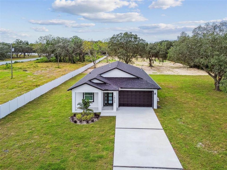 Activo con contrato: $555,000 (4 camas, 2 baños, 2227 Pies cuadrados)