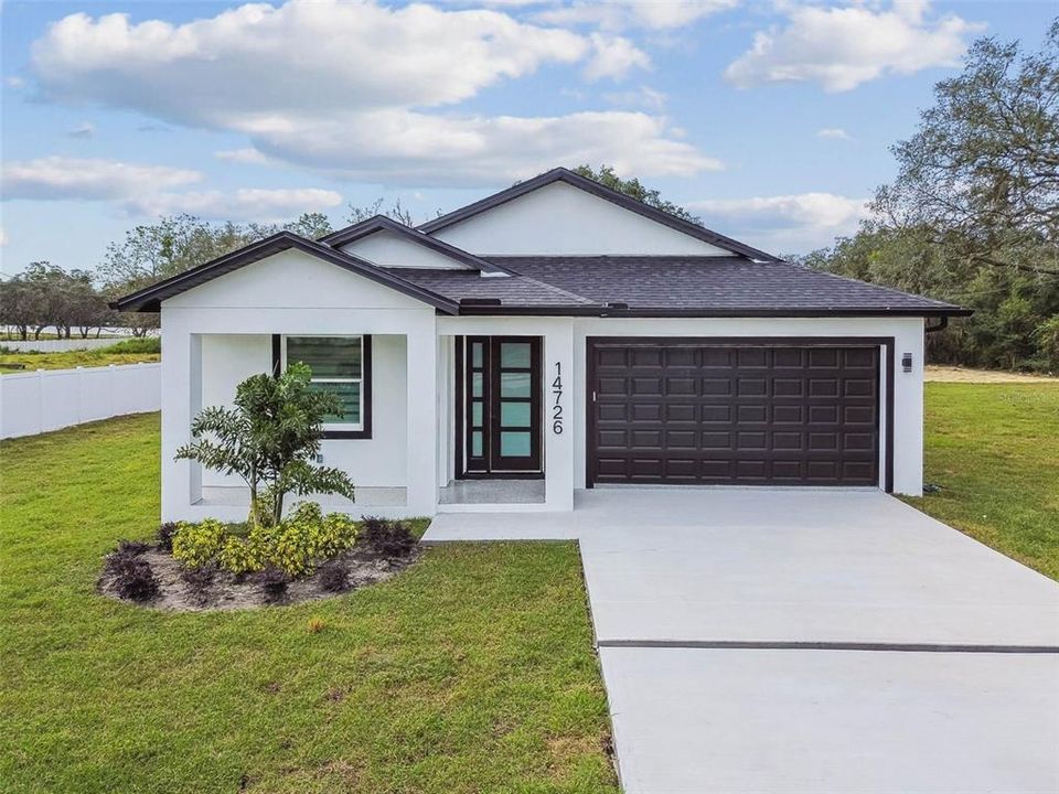 Activo con contrato: $555,000 (4 camas, 2 baños, 2227 Pies cuadrados)