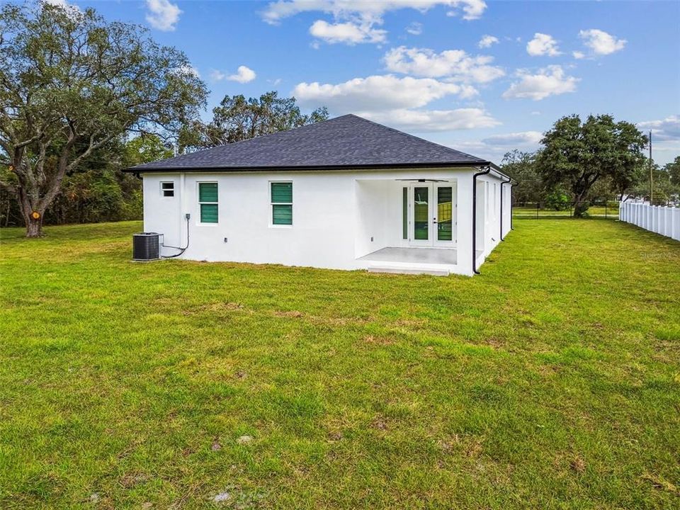 Activo con contrato: $555,000 (4 camas, 2 baños, 2227 Pies cuadrados)