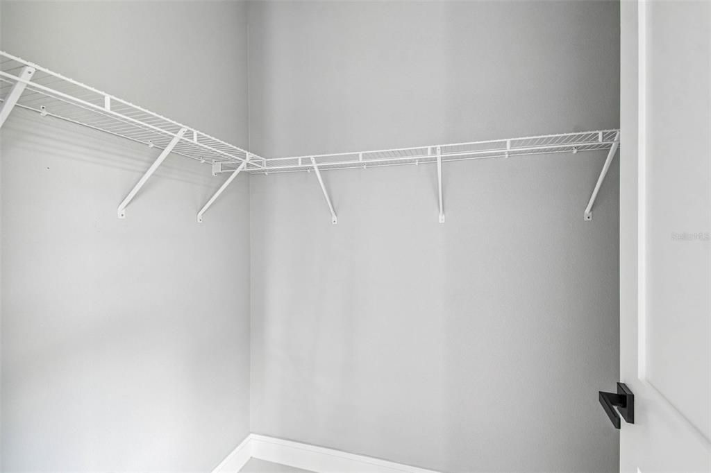 Activo con contrato: $555,000 (4 camas, 2 baños, 2227 Pies cuadrados)