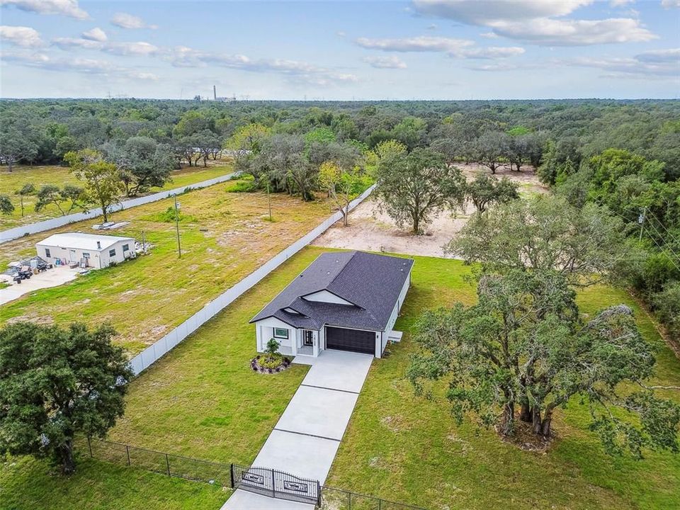 Activo con contrato: $555,000 (4 camas, 2 baños, 2227 Pies cuadrados)