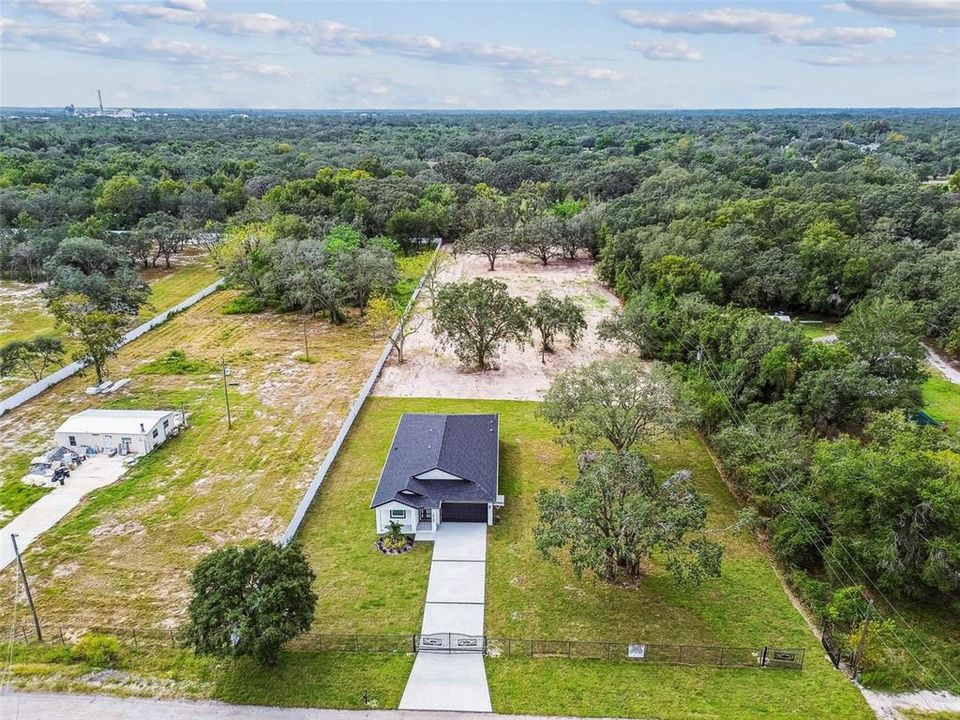 Activo con contrato: $555,000 (4 camas, 2 baños, 2227 Pies cuadrados)