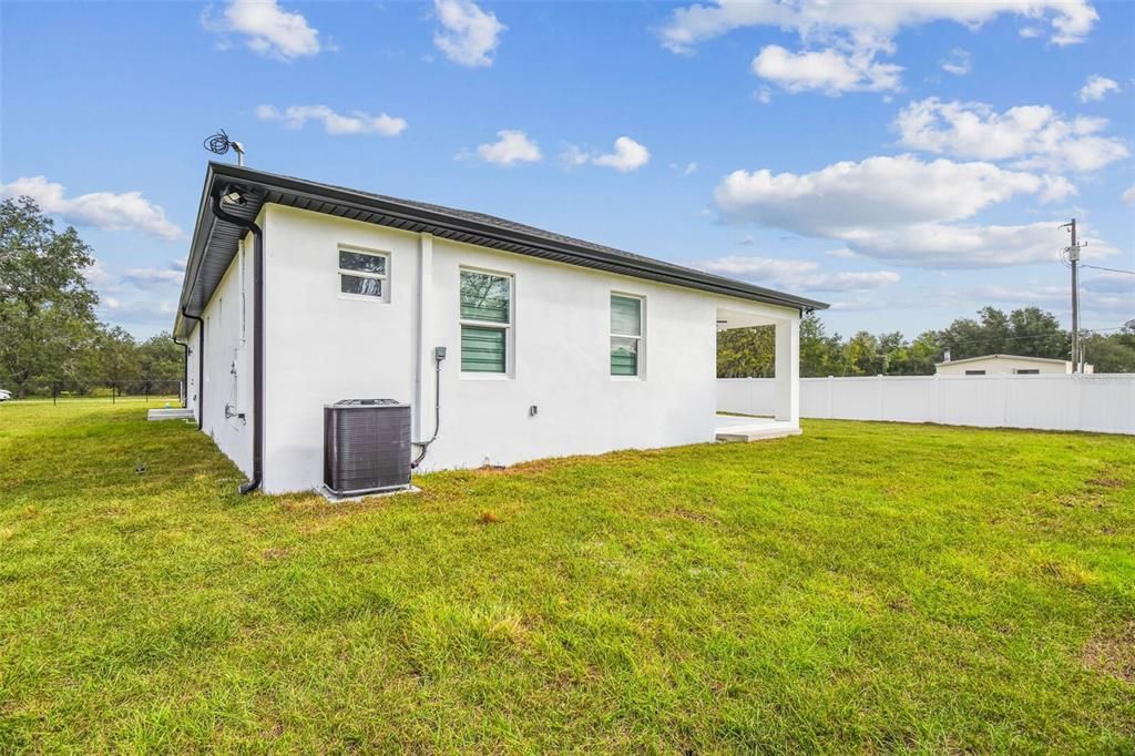 Activo con contrato: $555,000 (4 camas, 2 baños, 2227 Pies cuadrados)