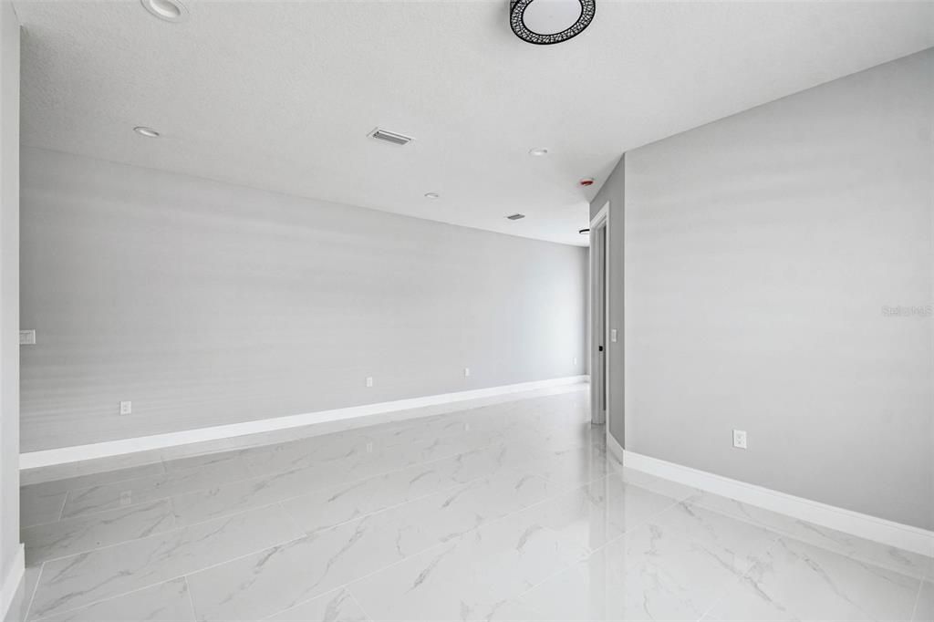 Activo con contrato: $555,000 (4 camas, 2 baños, 2227 Pies cuadrados)