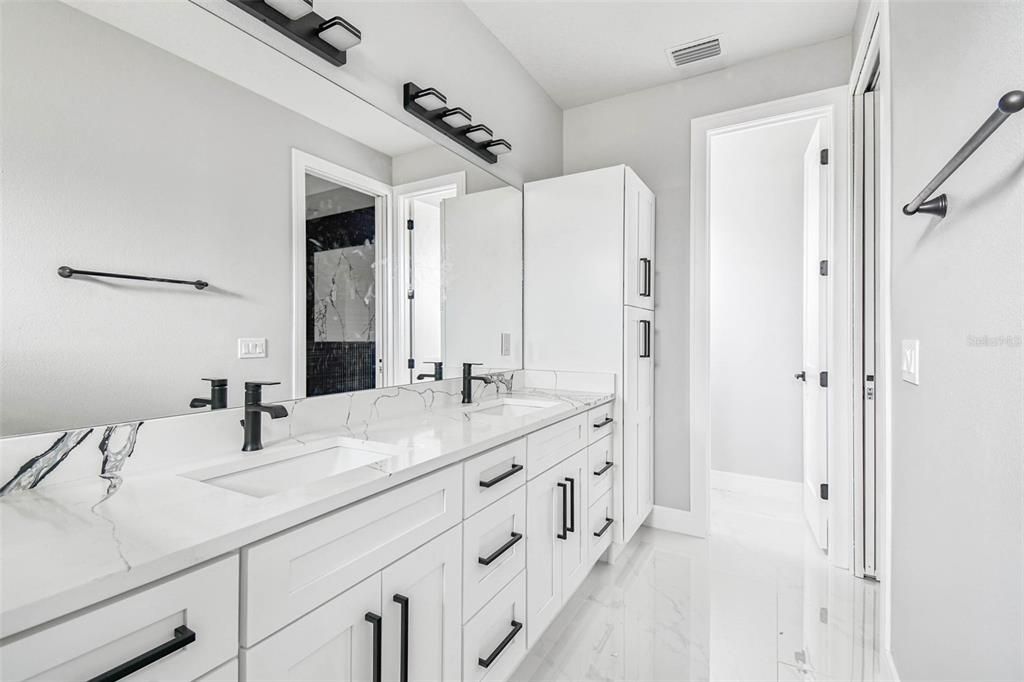 Activo con contrato: $555,000 (4 camas, 2 baños, 2227 Pies cuadrados)