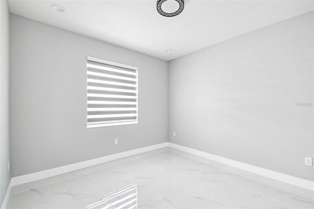 Activo con contrato: $555,000 (4 camas, 2 baños, 2227 Pies cuadrados)