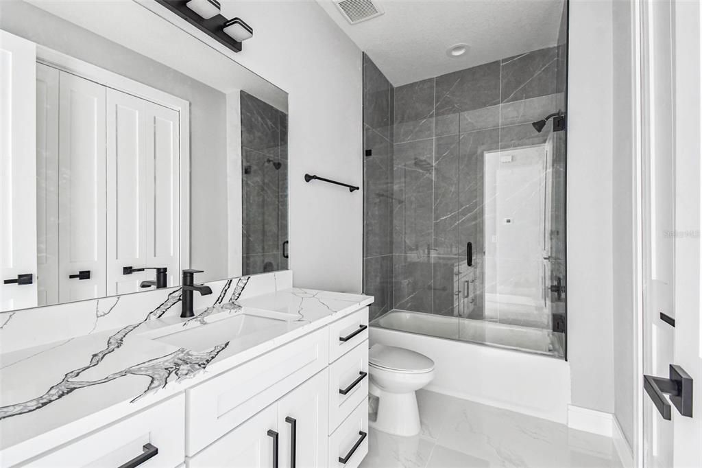 Activo con contrato: $555,000 (4 camas, 2 baños, 2227 Pies cuadrados)