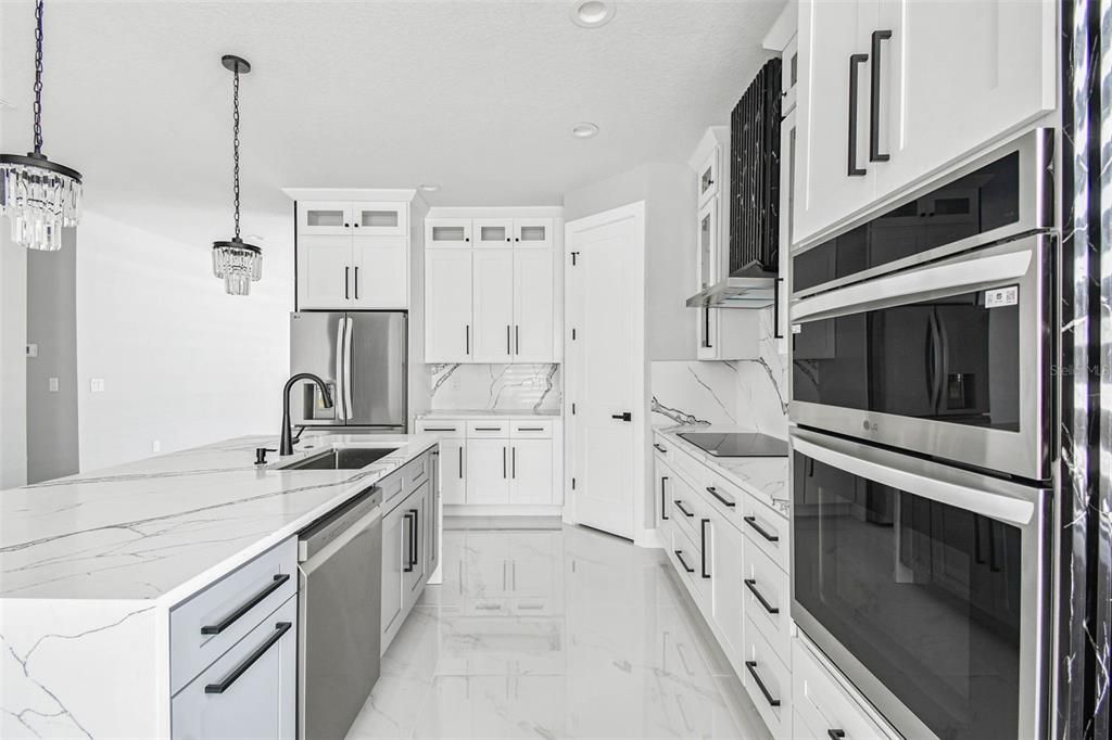 Activo con contrato: $555,000 (4 camas, 2 baños, 2227 Pies cuadrados)