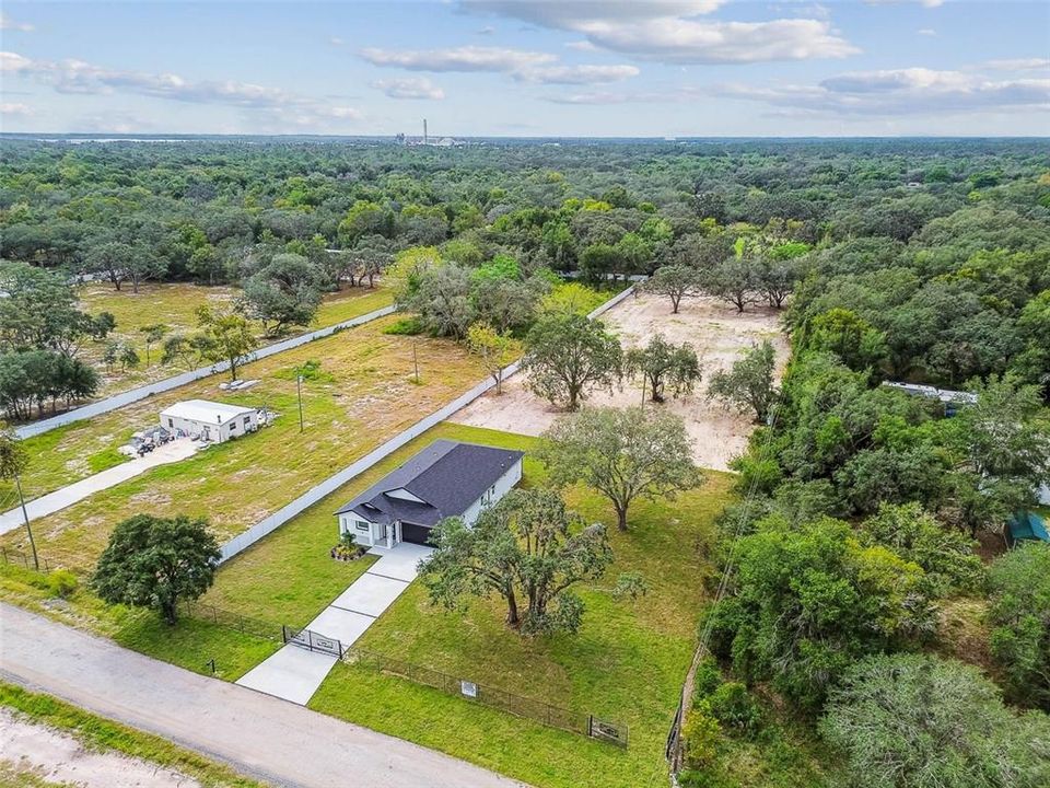 Activo con contrato: $555,000 (4 camas, 2 baños, 2227 Pies cuadrados)