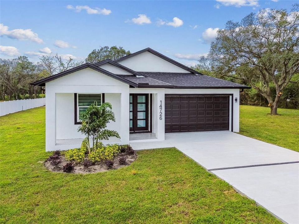 Activo con contrato: $555,000 (4 camas, 2 baños, 2227 Pies cuadrados)