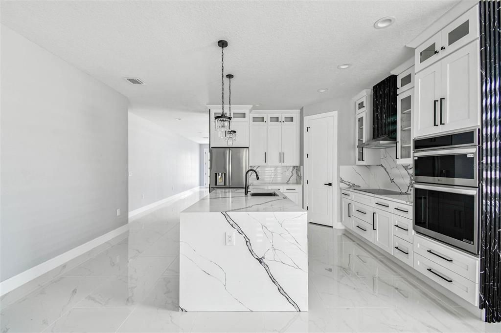 Activo con contrato: $555,000 (4 camas, 2 baños, 2227 Pies cuadrados)