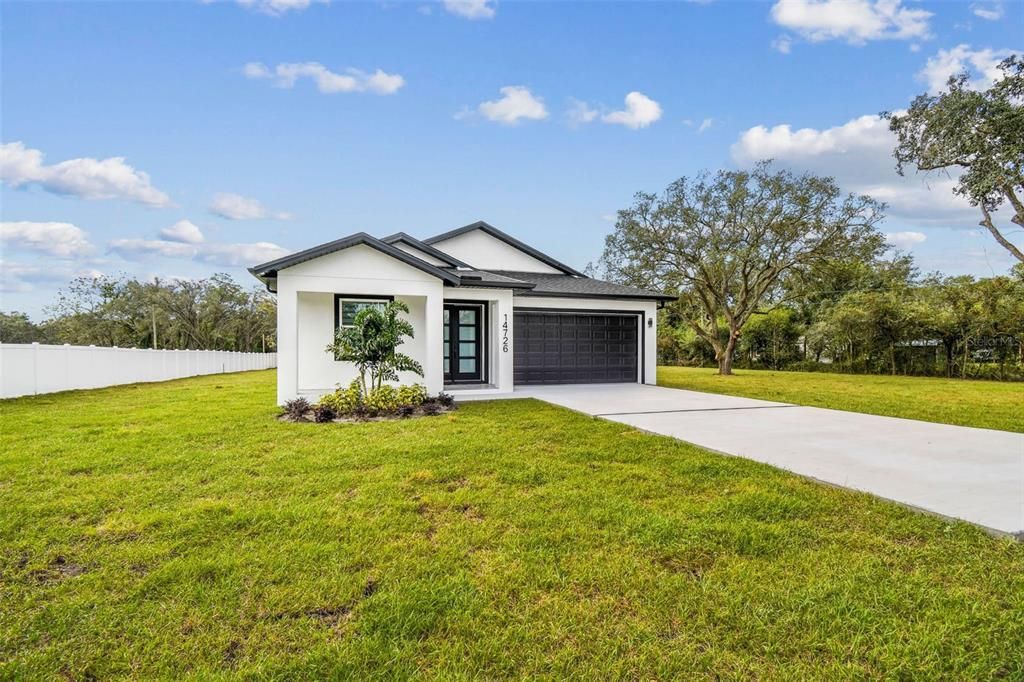 Activo con contrato: $555,000 (4 camas, 2 baños, 2227 Pies cuadrados)