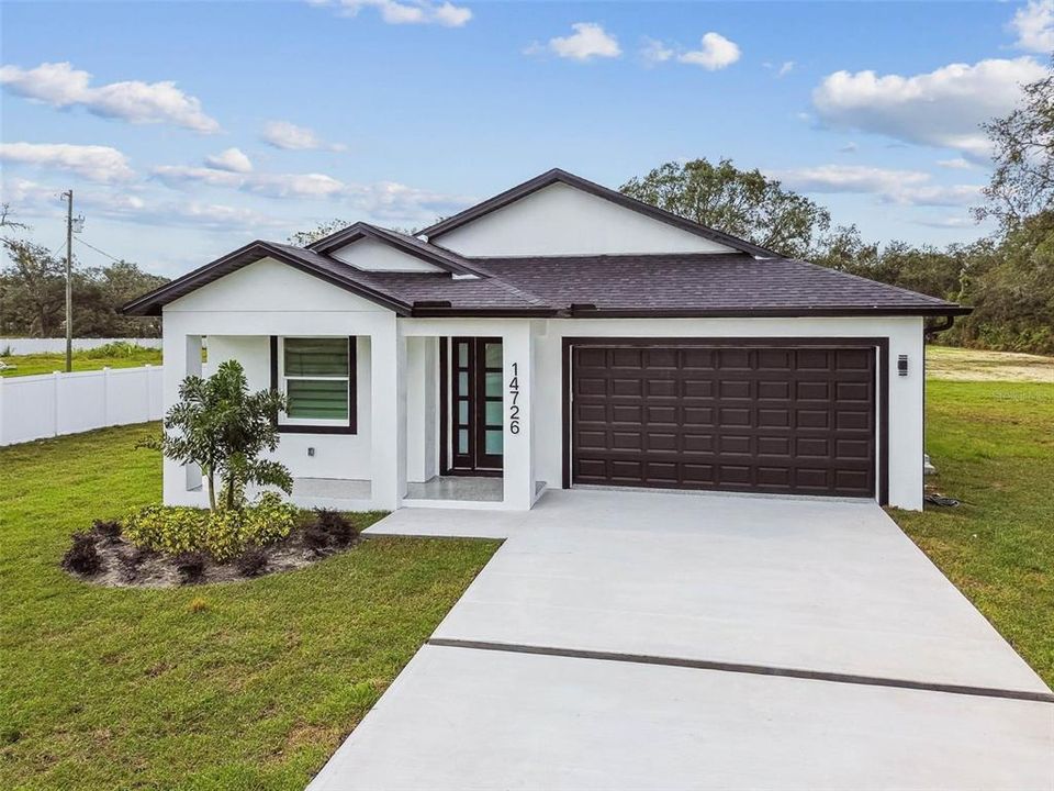 Activo con contrato: $555,000 (4 camas, 2 baños, 2227 Pies cuadrados)