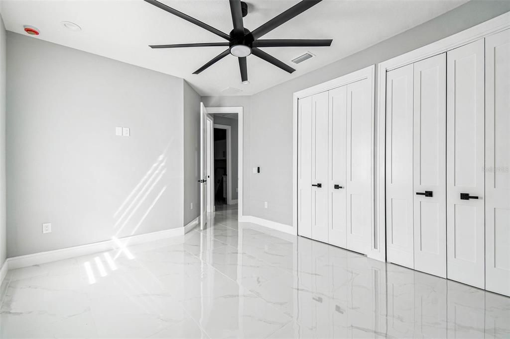 Activo con contrato: $555,000 (4 camas, 2 baños, 2227 Pies cuadrados)