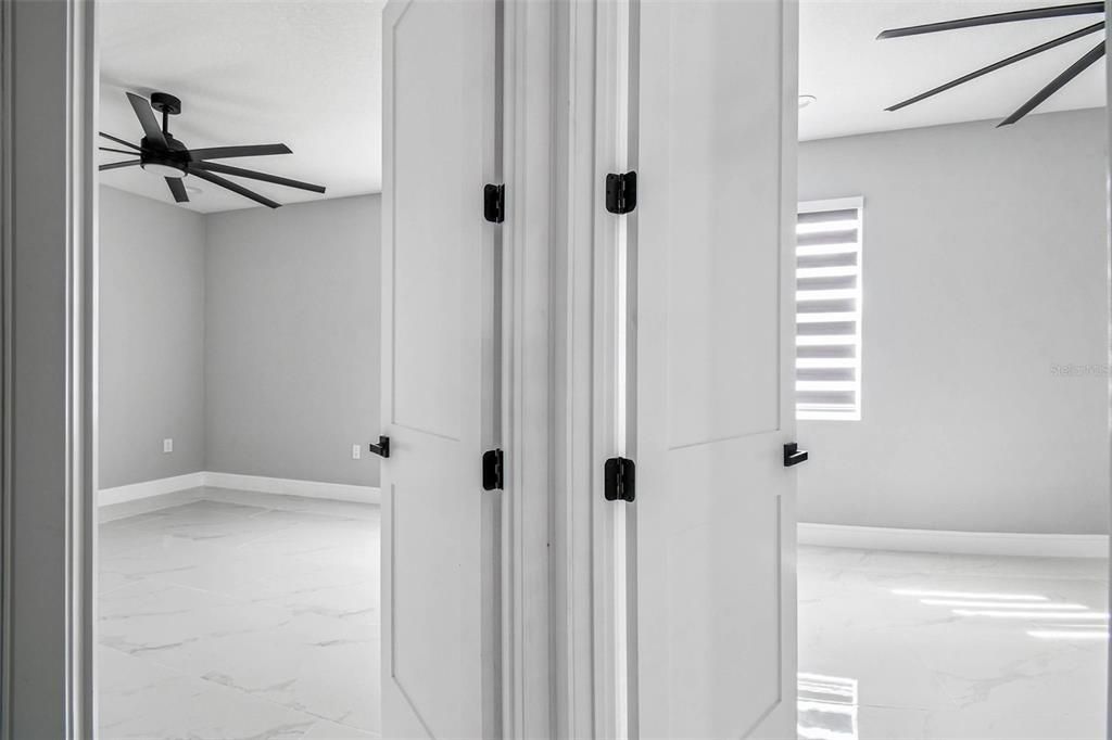 Activo con contrato: $555,000 (4 camas, 2 baños, 2227 Pies cuadrados)